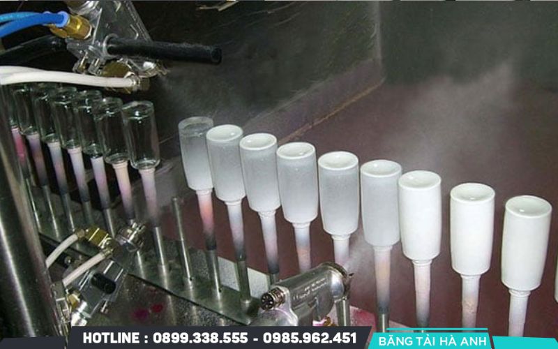 Hệ thống robot phun sơn hoặc súng phun tự động tiến hành phủ lớp sơn lên bề mặt sản phẩm