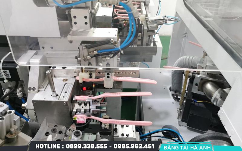 Các máy phụ trợ như máy sấy nhựa, máy cắt chỉ và hệ thống kiểm tra tự động