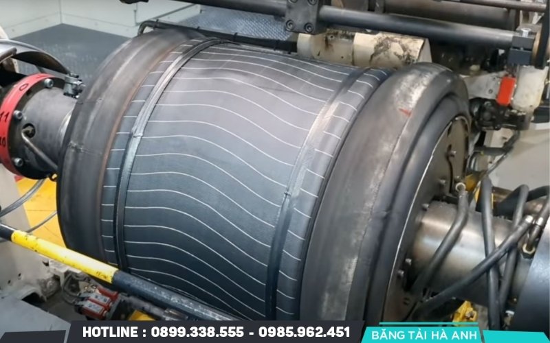 Các tấm cao su, sợi vải mành và mành thép đã được tráng cao su sẽ được cắt bằng máy tự động