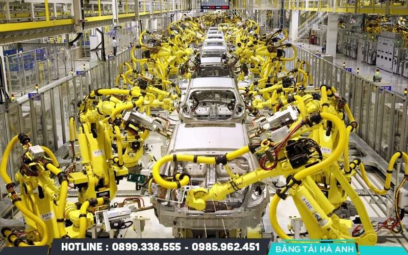 Robot và cánh tay robot được sử dụng để tự động hóa các công đoạn nặng nhọc và lặp đi lặp lại