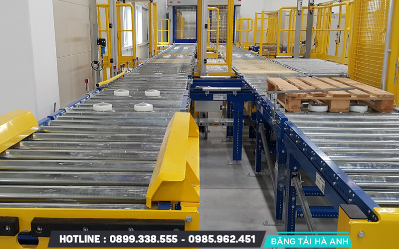 Băng tải con lăn thích hợp cho việc di chuyển các khối gỗ nặng