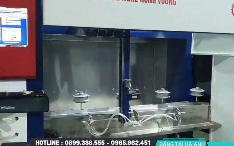 uồng phun được trang bị các robot phun sơn hoặc súng phun tự động