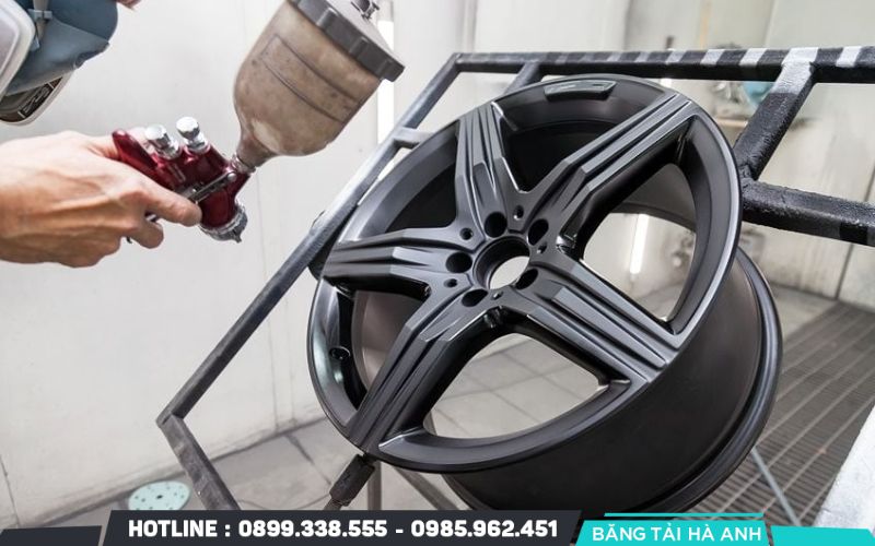 Mâm xe sẽ được làm sạch bằng dung dịch hóa chất chuyên dụng