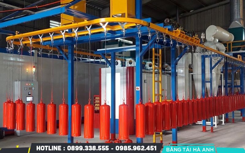 Bột sơn được nạp điện tích thông qua súng phun tự động hoặc robot phun sơn