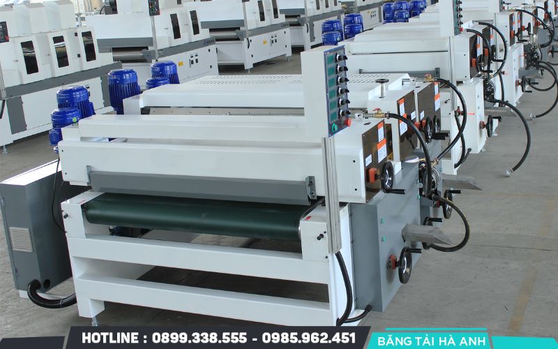 Dây chuyền sơn UV được thiết kế để phun hoặc phủ lớp sơn UV lên bề mặt vật liệu