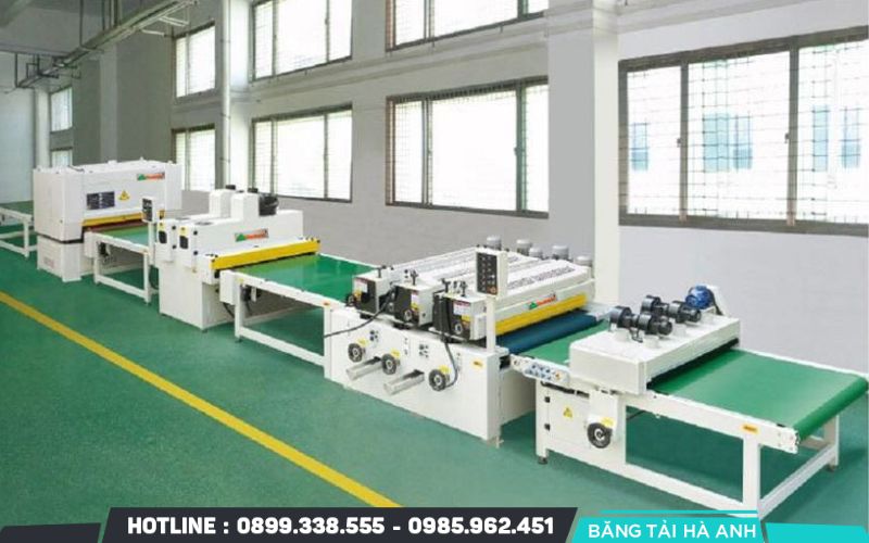 Băng tải PVC xanh được dùng trong dây chuyền sơn UV