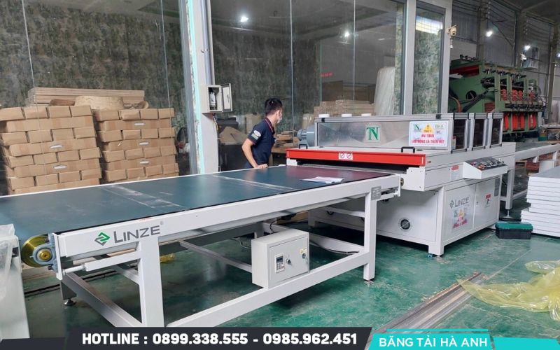 Dây chuyền sơn UV giúp bề mặt gỗ đạt độ bóng cao, chống trầy xước và chống ẩm mốc