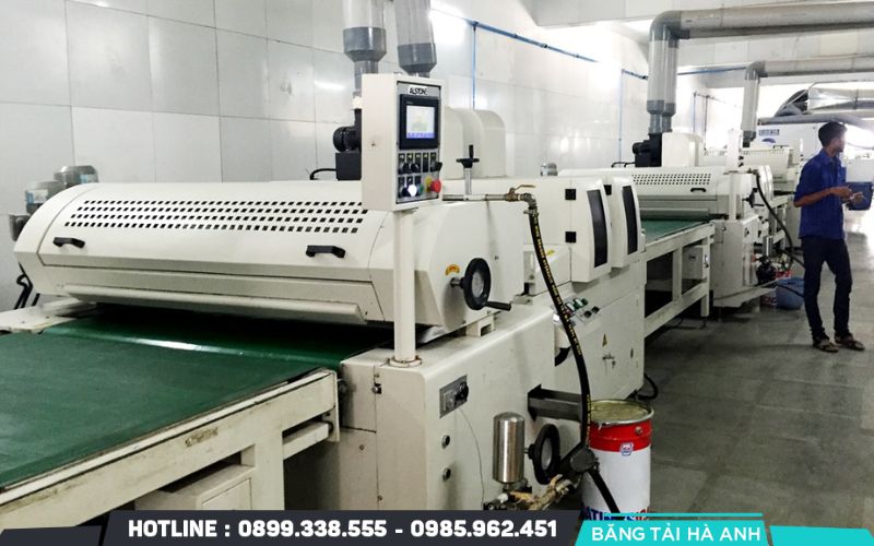 Dây chuyền sơn UV gồm nhiều bộ phận liên kết chặt chẽ để tạo thành hệ thống hoàn chỉnh