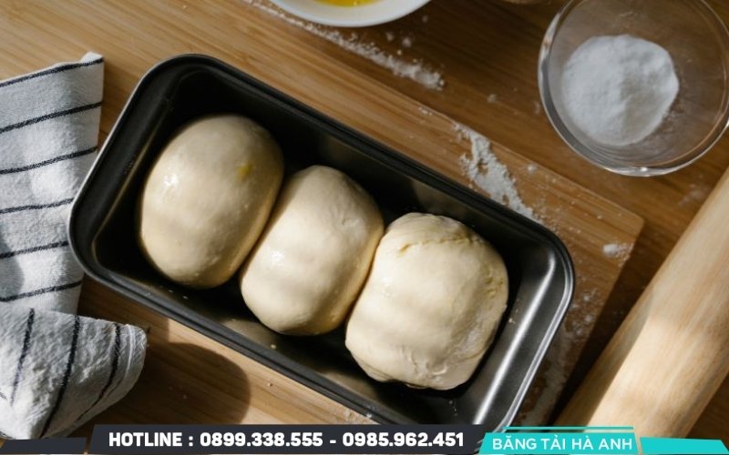 Sau khi bột đã nở đạt yêu cầu, người thợ sẽ chia bột thành từng phần nhỏ với trọng lượng bằng nhau