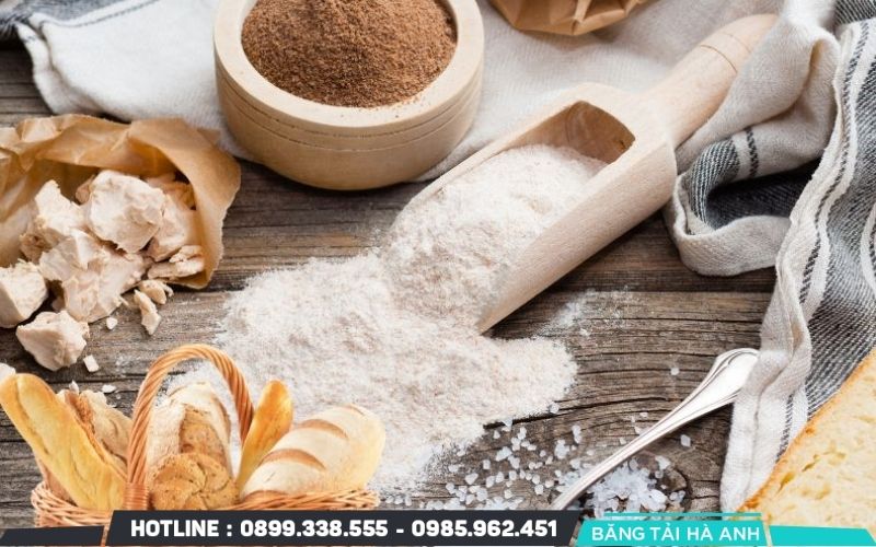 Cần chuẩn bị đầy đủ nguyên liệu và dụng cụ để quy trình sản xuất bánh mì diễn ra suôn sẻ