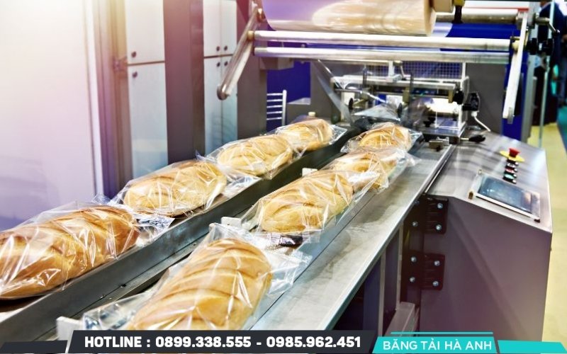 Khi bánh đã nguội hoàn toàn, chúng sẽ được đóng gói trong túi sạch để bảo quản