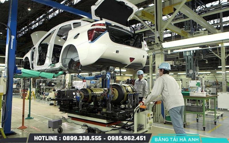 Lắp ráp phần nội thất và ngoại thất của xe