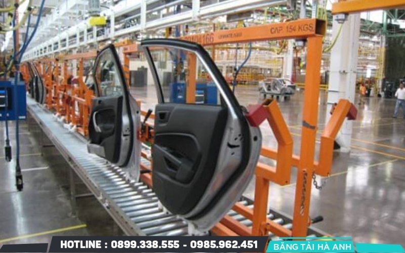 Băng tải con lăn đảm nhận vai trò vận chuyển linh kiện, khung xe hoặc các chi tiết có kích thước lớn