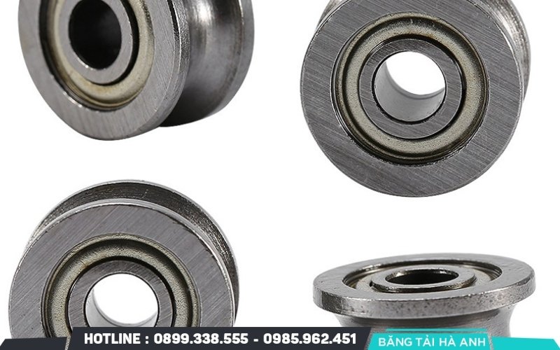Con lăn dẫn hướng giúp chuyển động dây băng từ hướng ngang lên hướng dốc một cách mượt mà