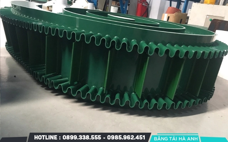 Băng tải Hà Anh là đơn vị chuyên cung cấp và lắp đặt băng tải PVC tai bèo