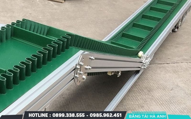 Tai bèo và cánh gạt là hai chi tiết quan trọng giúp giữ vật liệu khi băng tải vận hành lên dốc