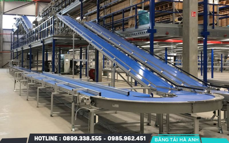 Băng tải nghiêng được thiết kế để vận chuyển vật liệu giữa các tầng hoặc các độ cao khác nhau
