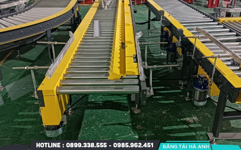 Quá trình chế tạo dây chuyền băng tải được thực hiện tại xưởng sản xuất với công nghệ gia công hiện đại