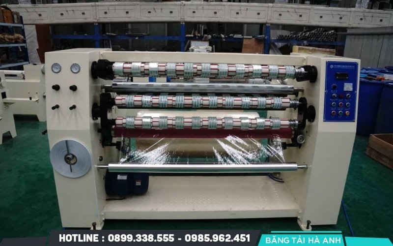 Máy cắt ống tự động trong dây chuyền sản xuất băng dính