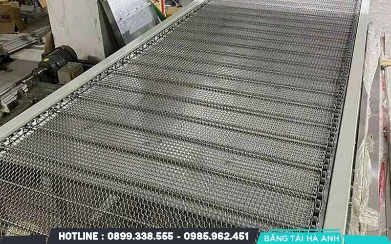 Trong dây chuyền sản xuất băng dính, loại băng tải lưới chịu nhiệt được ưu tiên sử dụng