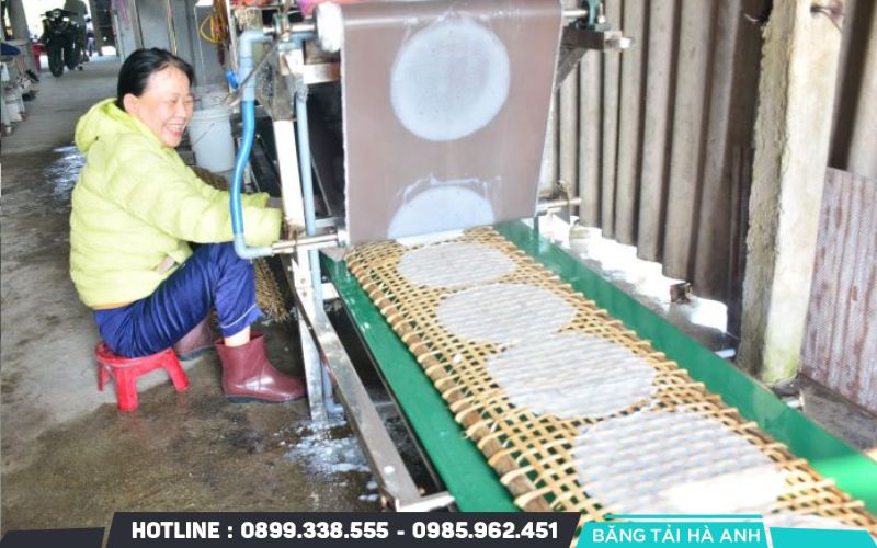 Dây chuyền bán tự động là sự kết hợp sức lao động con người với các thiết bị hỗ trợ cơ giới hóa