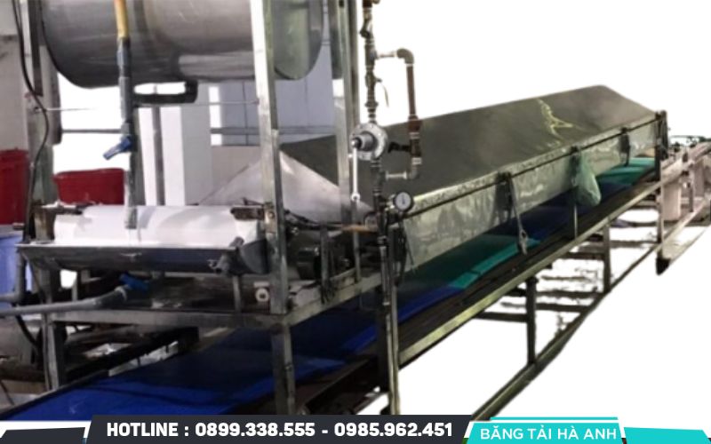 Máy tráng bánh có nhiệm vụ tráng lớp bột gạo thành màng mỏng đều trên bề mặt trống hoặc băng tải chịu nhiệt