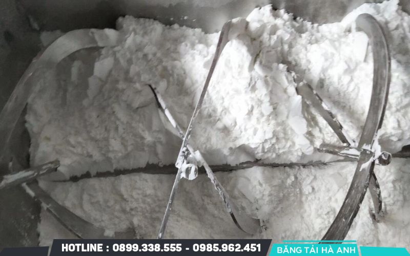 Bột được đưa vào hệ thống phối trộn để trộn đều theo công thức