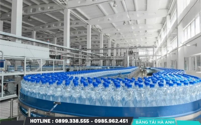 Băng tải và hệ thống vận chuyển đóng vai trò kết nối toàn bộ các khâu trong dây chuyền sản xuất chai nhựa