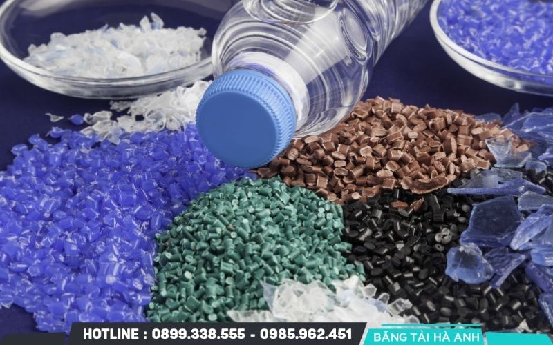 Nung chảy nguyên liệu nhựa như PET, HDPE hoặc PP ở nhiệt độ thích hợp