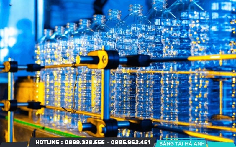 Các chai nhựa đạt chuẩn sẽ được dán nhãn theo yêu cầu của từng thương hiệu
