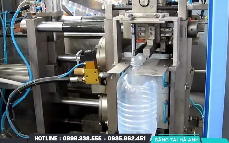 Máy thổi chai và hệ thống gia nhiệt là thiết bị quan trọng của dây chuyền sản xuất chai nhựa