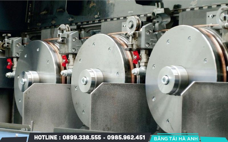 Các thiết bị được đồng bộ và vận hành liên tục, giúp duy trì tốc độ sản xuất ổn định