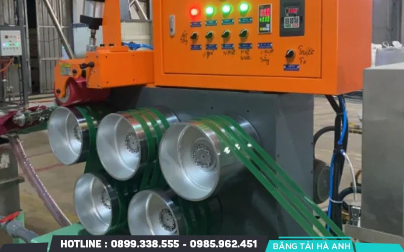 Máy cuộn dây đai thực hiện việc cuộn dây đai PP thành phẩm vào các lõi giấy