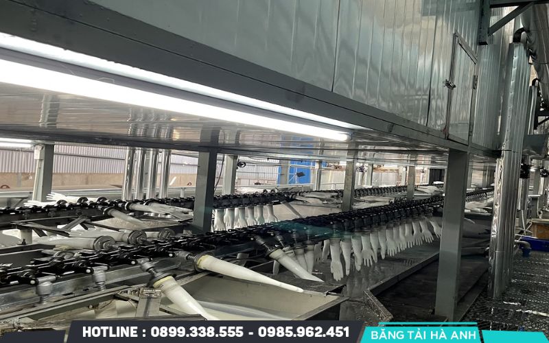 Có rất nhiều thiết bị được dùng trong dây chuyền sản xuất găng tay y tế