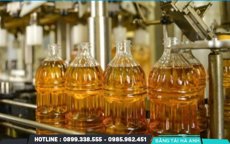 Dầu thành phẩm được đưa vào máy chiết rót tự động