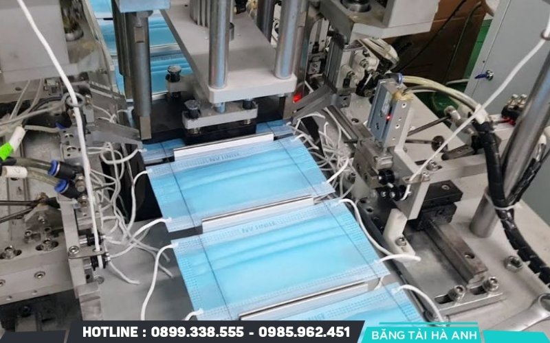 Khi khẩu trang đã hoàn thiện, hệ thống kiểm tra tự động tiến hành quét và phát hiện lỗi