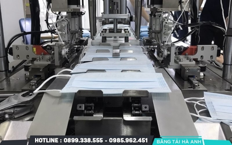 Máy hàn quai khẩu trang tự động thực hiện công đoạn gắn dây đeo vào hai bên thân khẩu trang