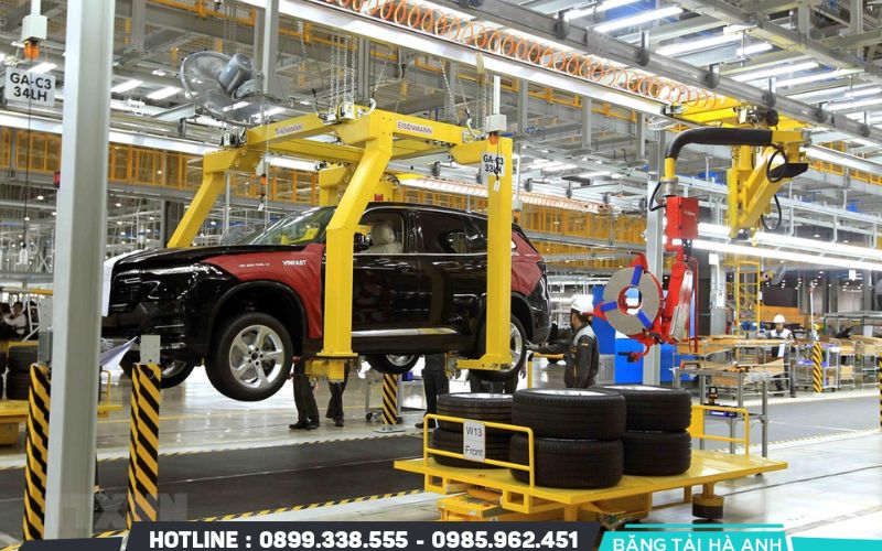 Băng tải xích treo được dùng phổ biến trong dây chuyền sản xuất ô tô