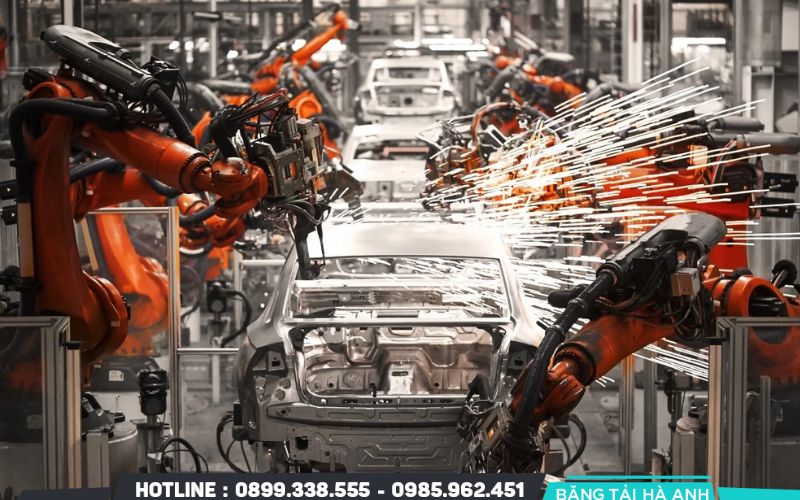 Robot hàn thực hiện hàng ngàn mối hàn thân xe với tốc độ nhanh và chính xác cao