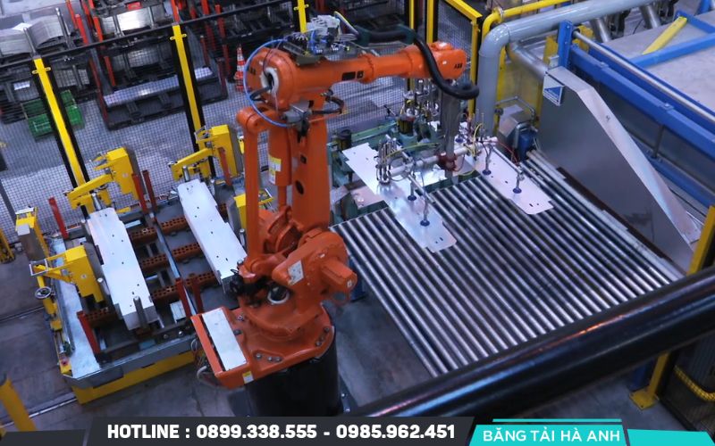 Các máy dập công suất lớn sử dụng khuôn dập để tác động lực ép lên vật liệu