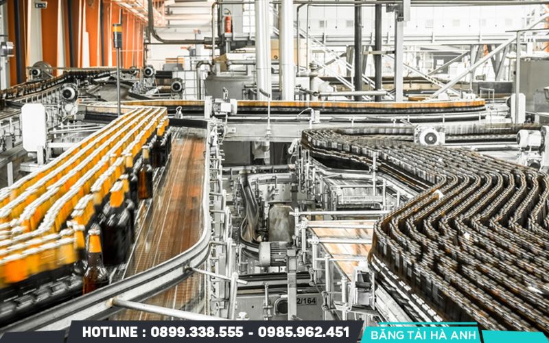 Dây chuyền sản xuất thực phẩm tự động vận hành liên tục bằng hệ thống máy móc, tự động hóa hoàn toàn