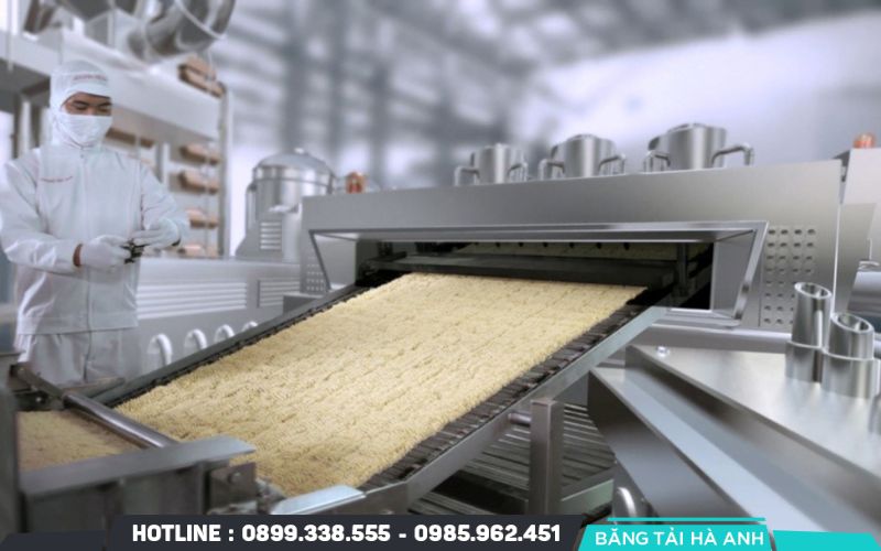 Dây chuyền sản xuất thực phẩm ăn liền chú trọng tốc độ vận hành và tính ổn định của sản phẩm