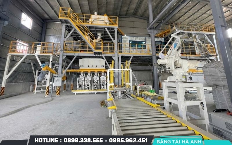 Băng tải vận chuyển có nhiệm vụ di chuyển nguyên liệu giữa các công đoạn