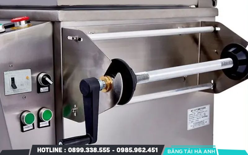 Cháo sẽ được chuyển đến hệ thống đóng gói tự động