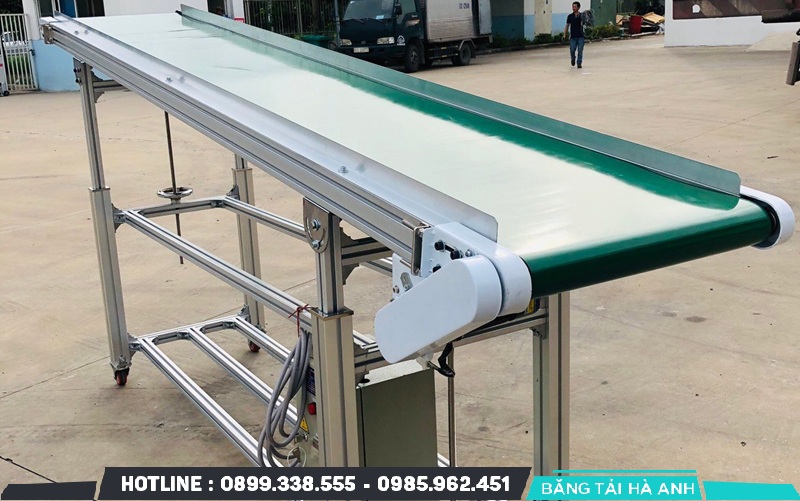 Băng tải belt là một hệ thống thiết bị cơ khí dùng để vận chuyển vật liệu hoặc hàng hóa theo một hướng xác định