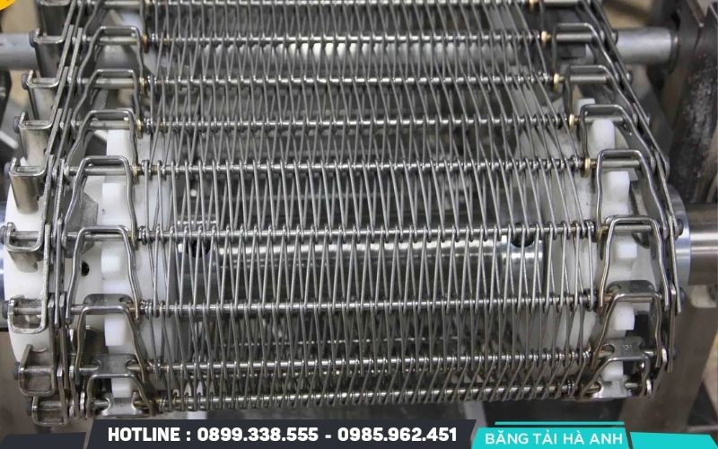 Giá băng tải chịu nhiệt phụ thuộc vào cấu hình kỹ thuật, dải nhiệt hoạt động và quy mô hệ thống