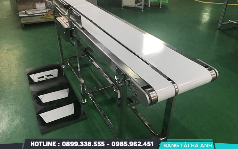 Bề mặt băng tải PVC phẳng, ít bám dính, dễ dàng vệ sinh và chống lại sự phát triển của vi khuẩn