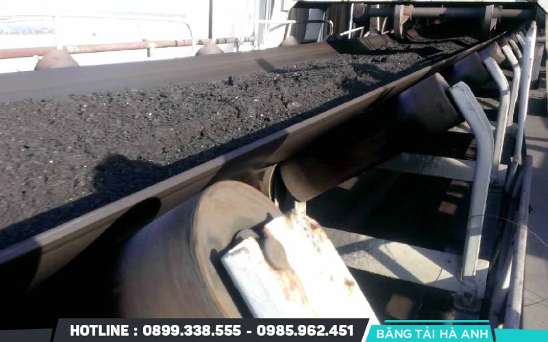 Băng tải cao su là loại phổ biến trong công nghiệp nặng nhờ khả năng chịu được nhiệt độ lên đến 200 độ C