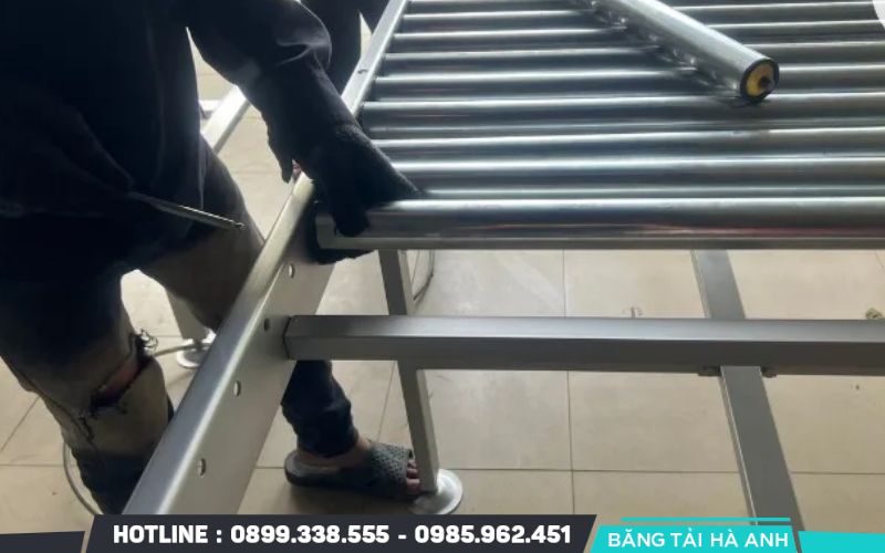 Quá trình thay con lăn băng tải cần được chuẩn bị kỹ lưỡng