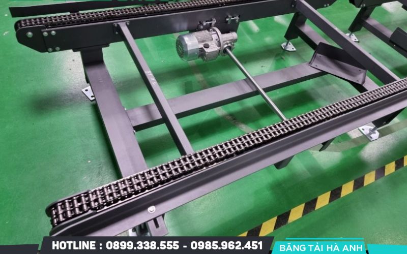 Cần bôi trơn vào phần xích, bánh xích của băng tải